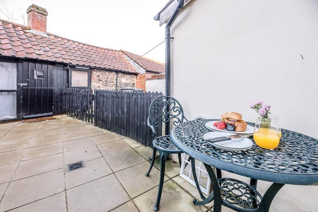 Button Cottage, Wickham Market Exterior photo
